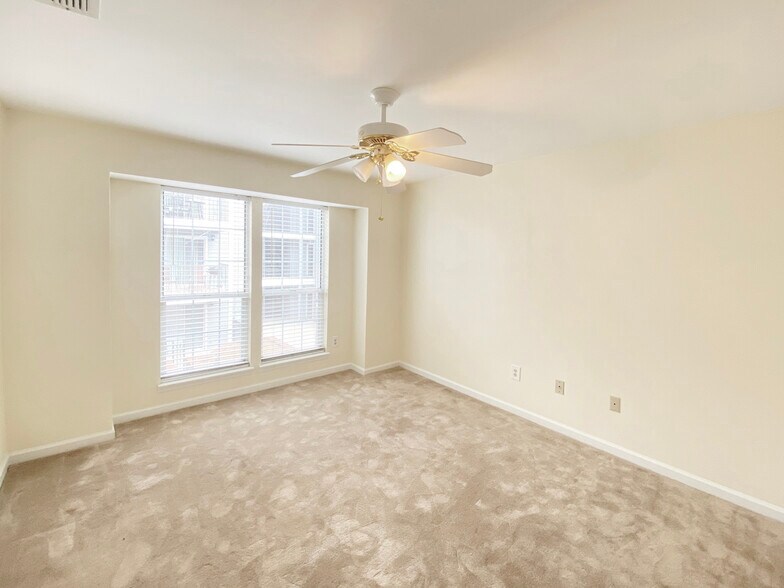 Building Photo - 635 Granville Ct