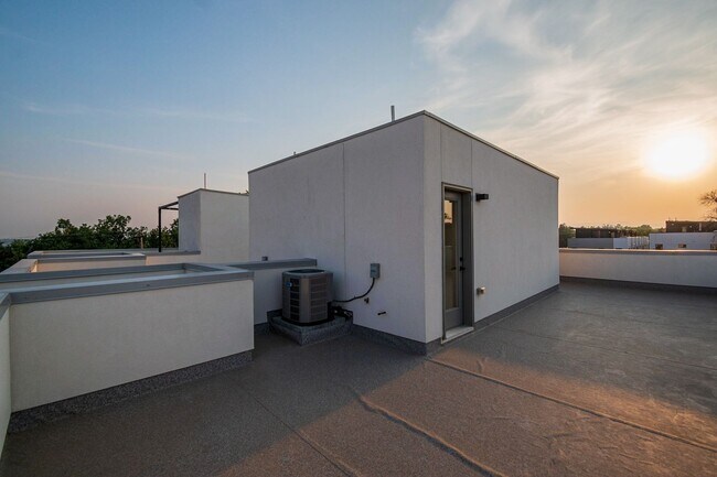 Building Photo - Newer Build 2 Bedroom, 4 Bathroom Jefferson Park Townhome