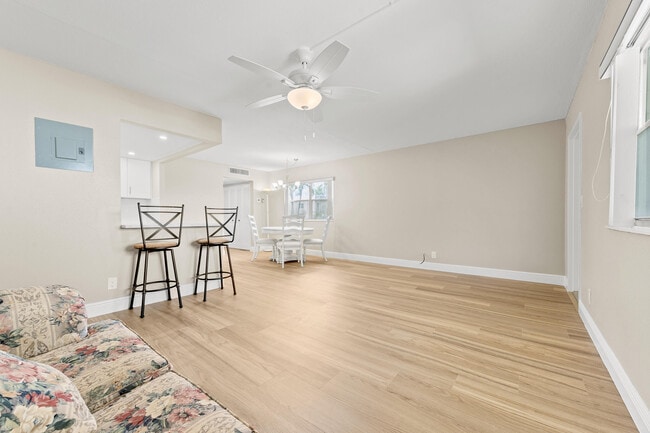Building Photo - 723 Flanders Dr