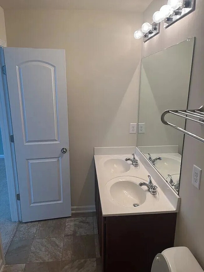 Building Photo - 4 Bedrooms 2.5 Bathrooms
