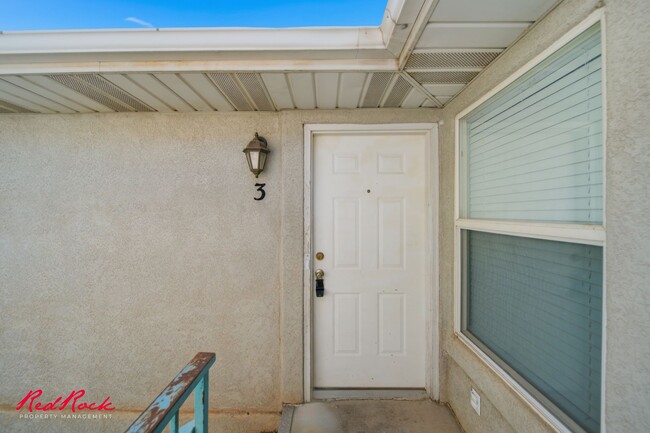 Building Photo - Newly Updated and Move-In Ready 3 bedroom Townhome!