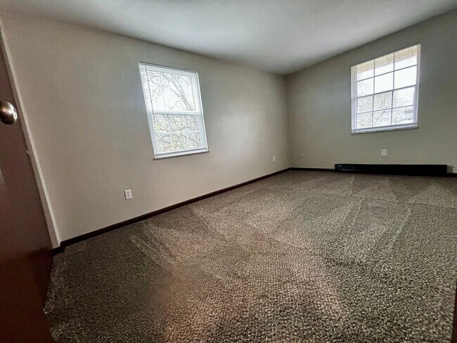 Building Photo - Spacious 2-Bed, 1.5-Bath Townhome in West Milton