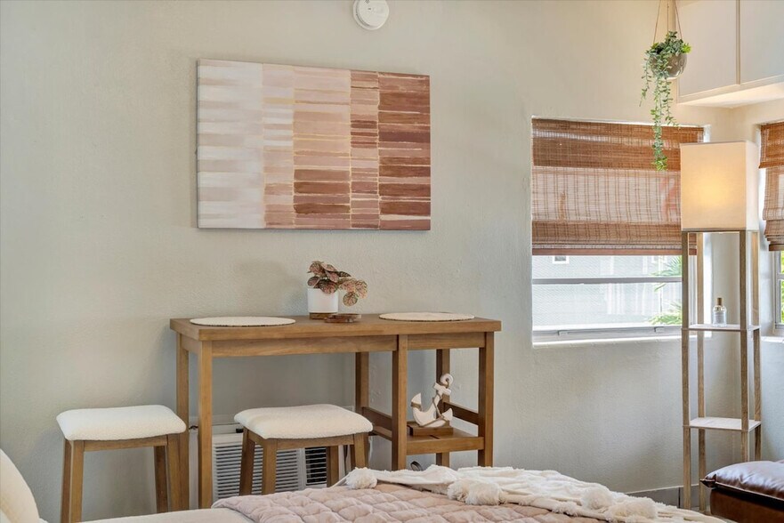 Building Photo - 483 E Shore Dr