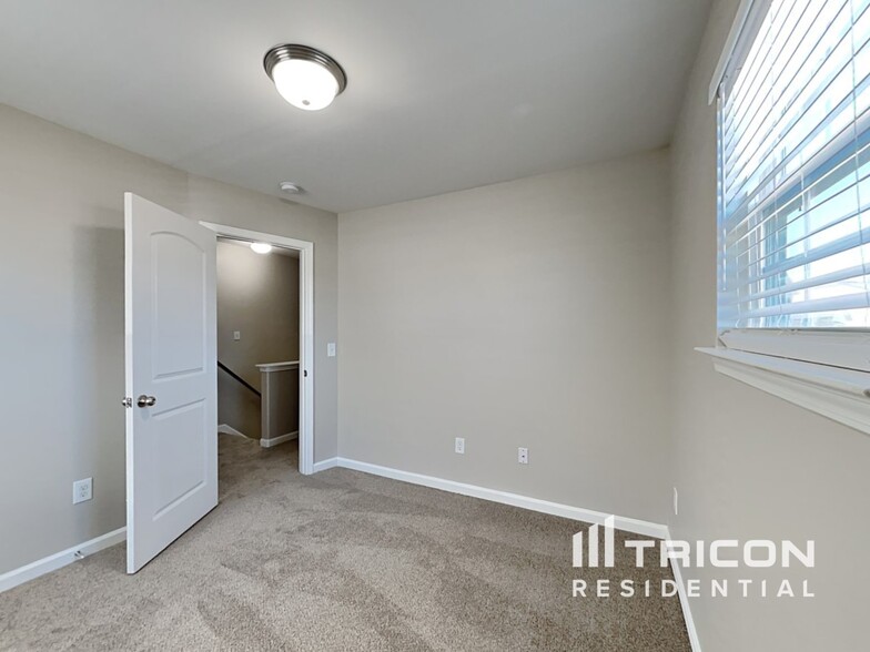 Building Photo - 661 Thistle Dr
