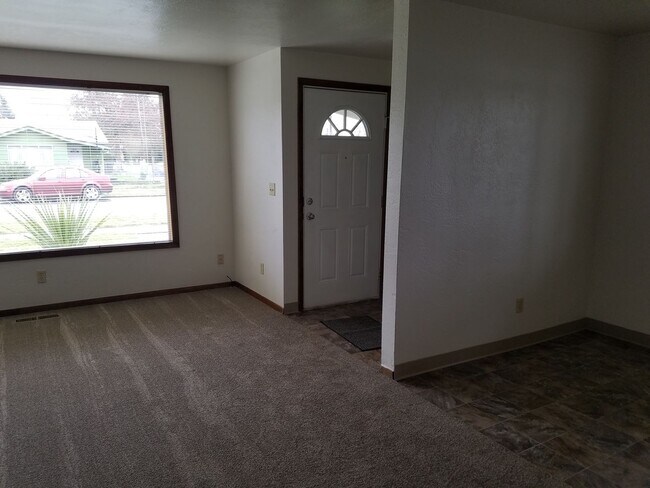 Building Photo - 2415-2425-2425 Wooddale Ave NE