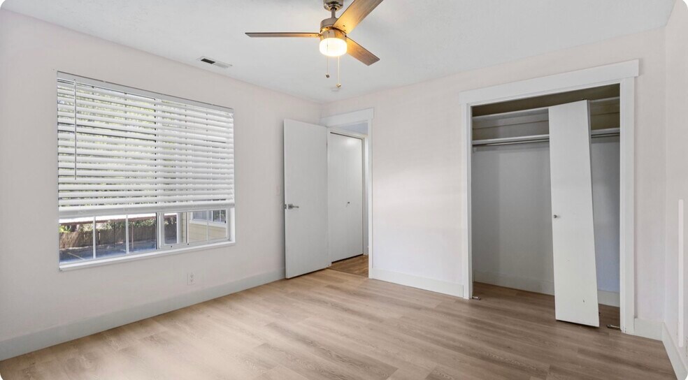 Building Photo - 1206 E Waterside Cv
