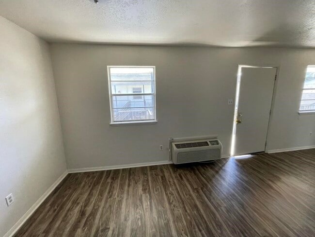 Building Photo - 1502 NW Kingsbury Ave