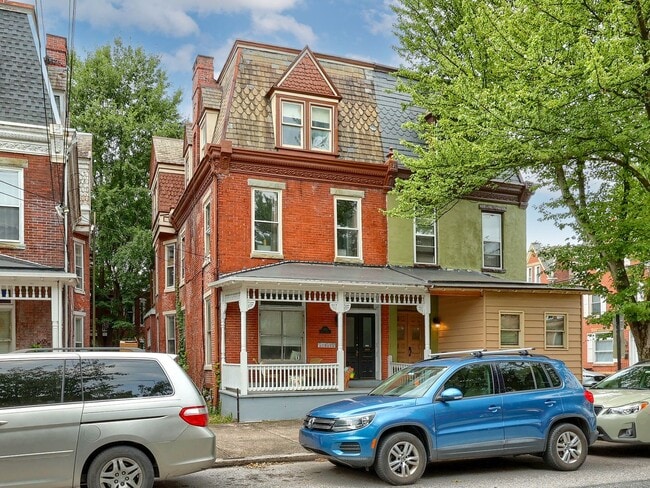 Building Photo - Large Updated 4 BR Home!