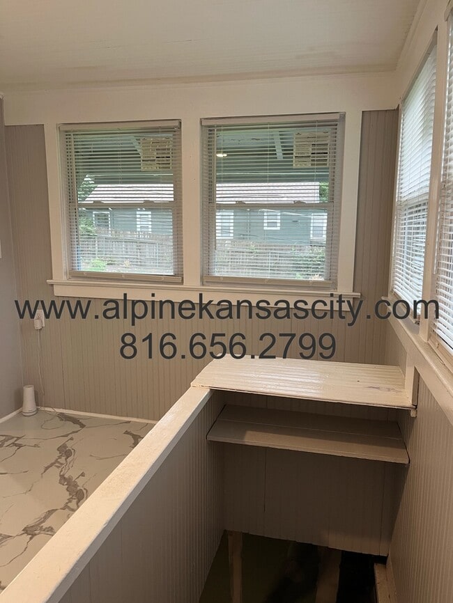 Building Photo - Updated Bungalow in Center District! Section 8 OK.