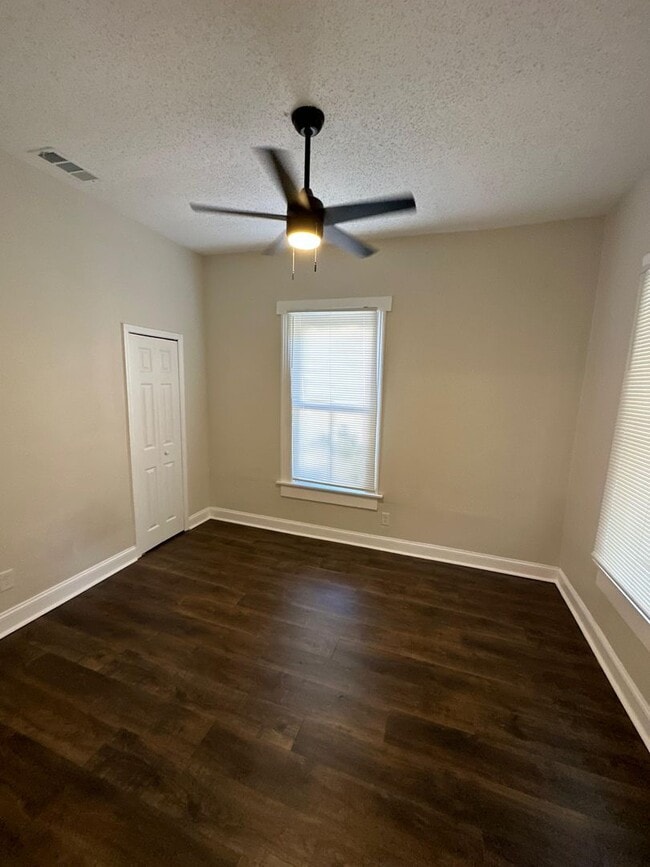 Building Photo - Fully Renovated 4/1-Single Family  Availab...