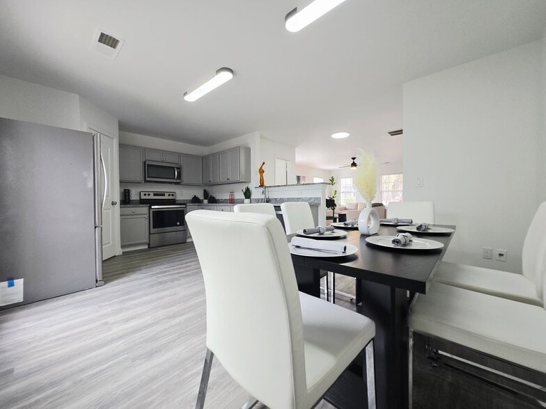 Building Photo - 2529 Piering Dr