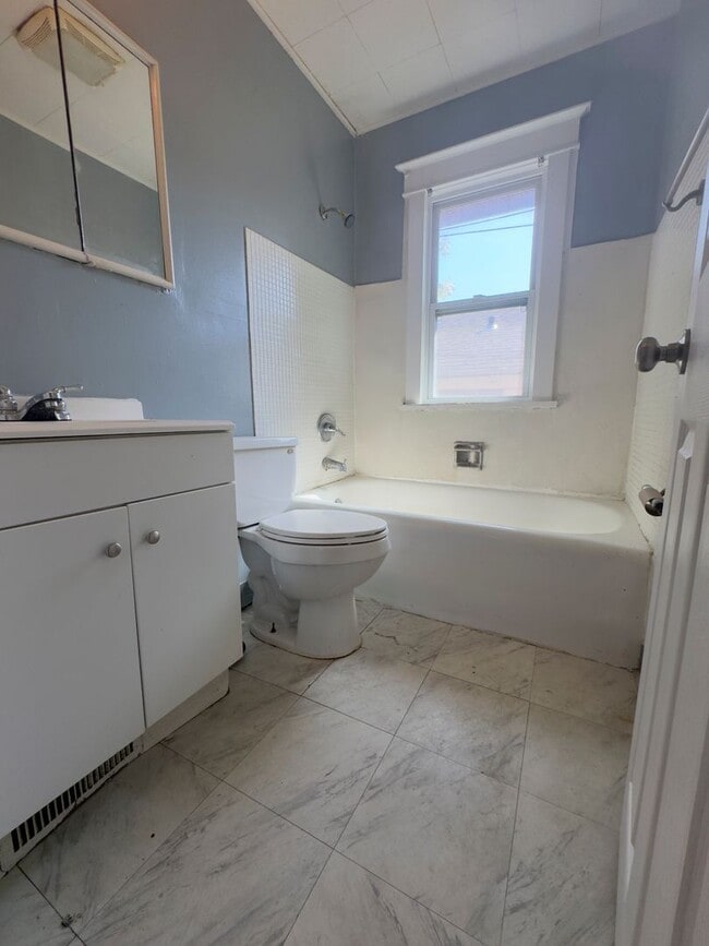 Building Photo - Charming 2-bedroom, 1-bath home featuring ...