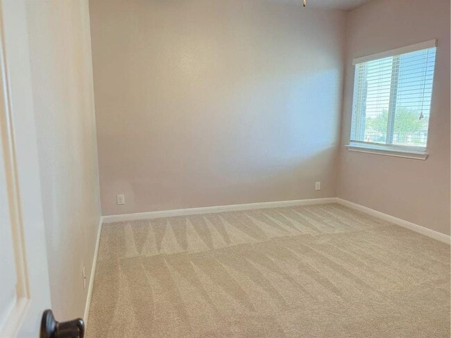 Building Photo - 323 Chisholm Trail