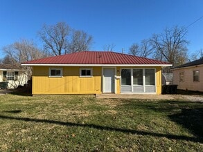 Building Photo - NEWLY REMODELED!