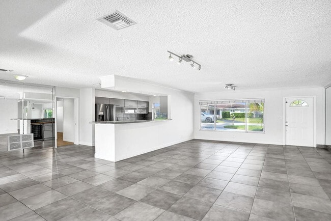 Building Photo - 2632 SE 10th Ct