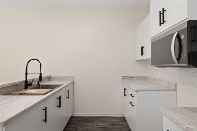 Building Photo - 18 Stablewood