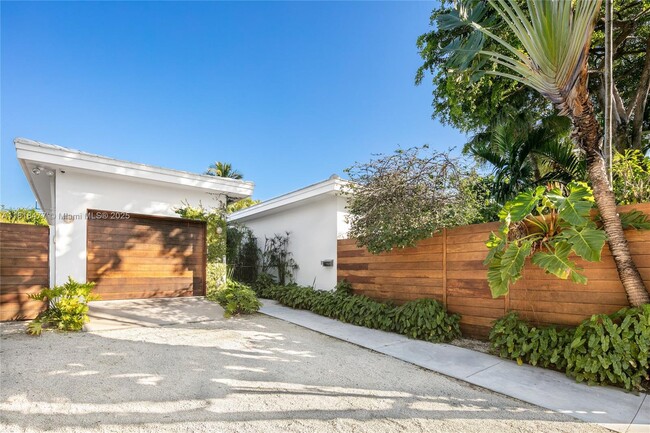 Building Photo - 441 E Dilido Dr