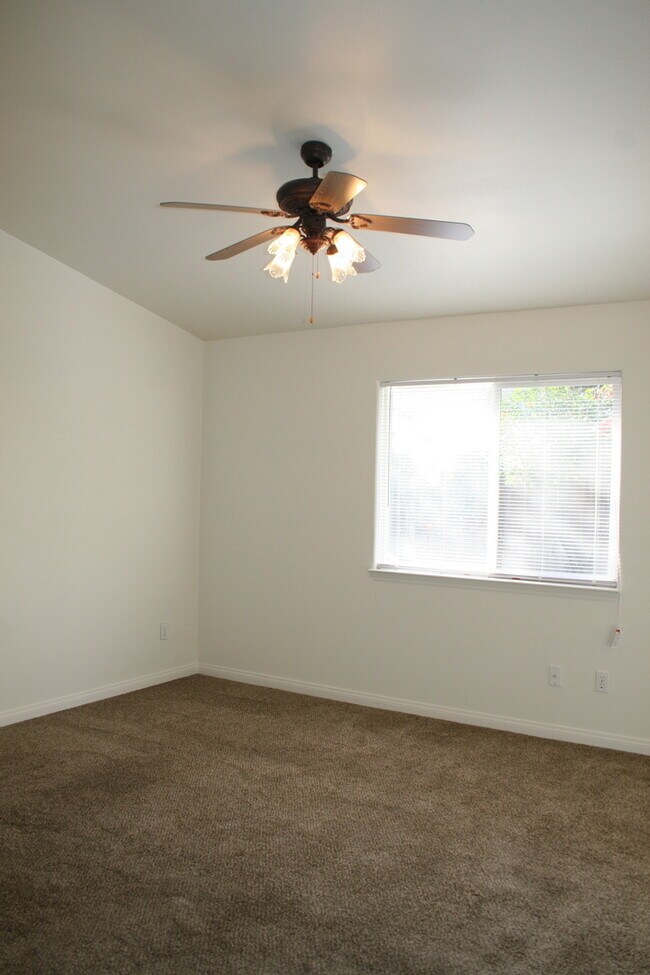 Building Photo - 703 Markham Way