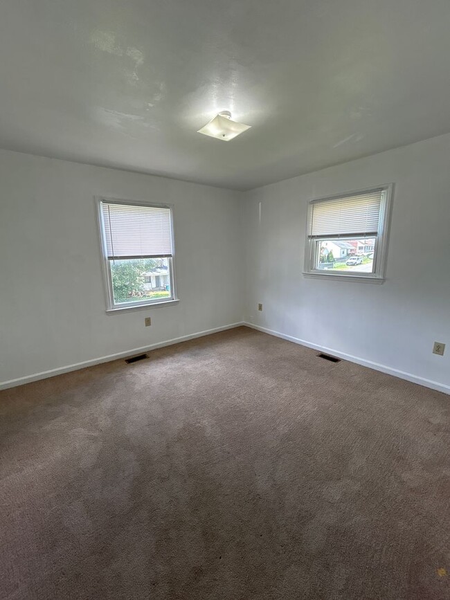 Building Photo - North West 2 bed 1 bath