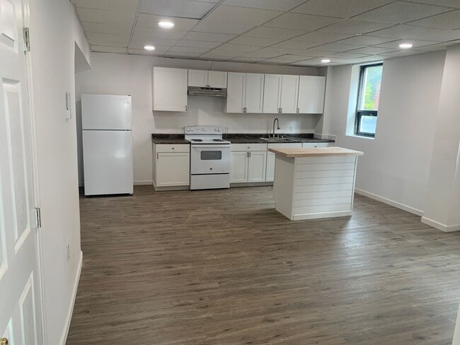 Building Photo - 2nd Floor Modern Renovated 1 Bedroom Parki...