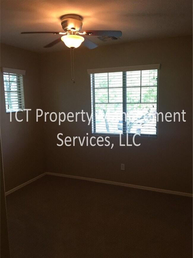 Building Photo - Upgraded Beautiful 3 bedroom 2.5 bath townhouse in The Cottages