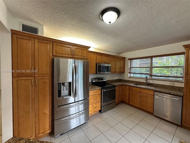 Building Photo - 2651 SE 19th Ct