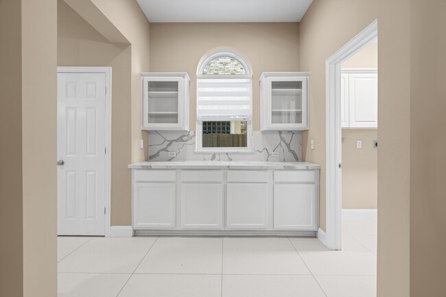 Building Photo - 10011 Lakeside Gables Dr