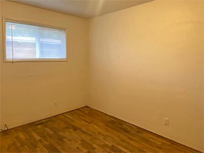 Building Photo - Kin1521-1523