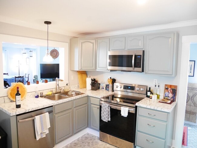 Building Photo - Charming 3-Bedroom Home in Cambridge – Ste...
