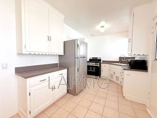 Building Photo - 626 1/2 N Spaulding Ave