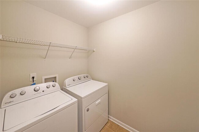 Building Photo - 2062 Lakeshore Overlook Dr