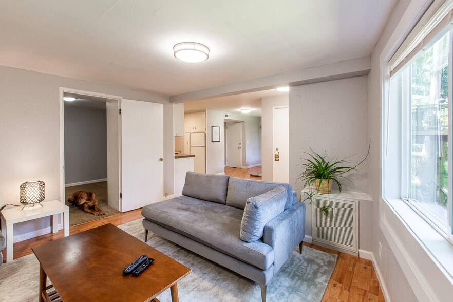 Building Photo - 2401 Birch Ln