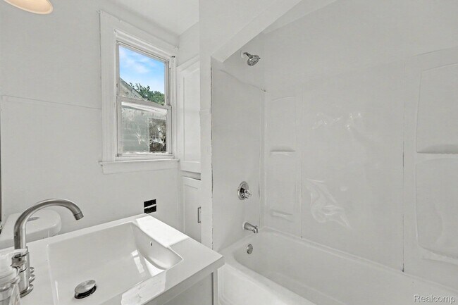 Building Photo - 15224 Rossini Dr