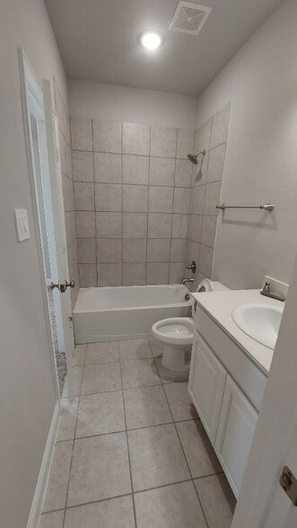 Building Photo - 1425 Waverley Dr