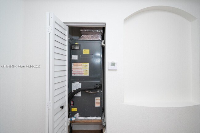 Building Photo - 7042 NW 114th Ct