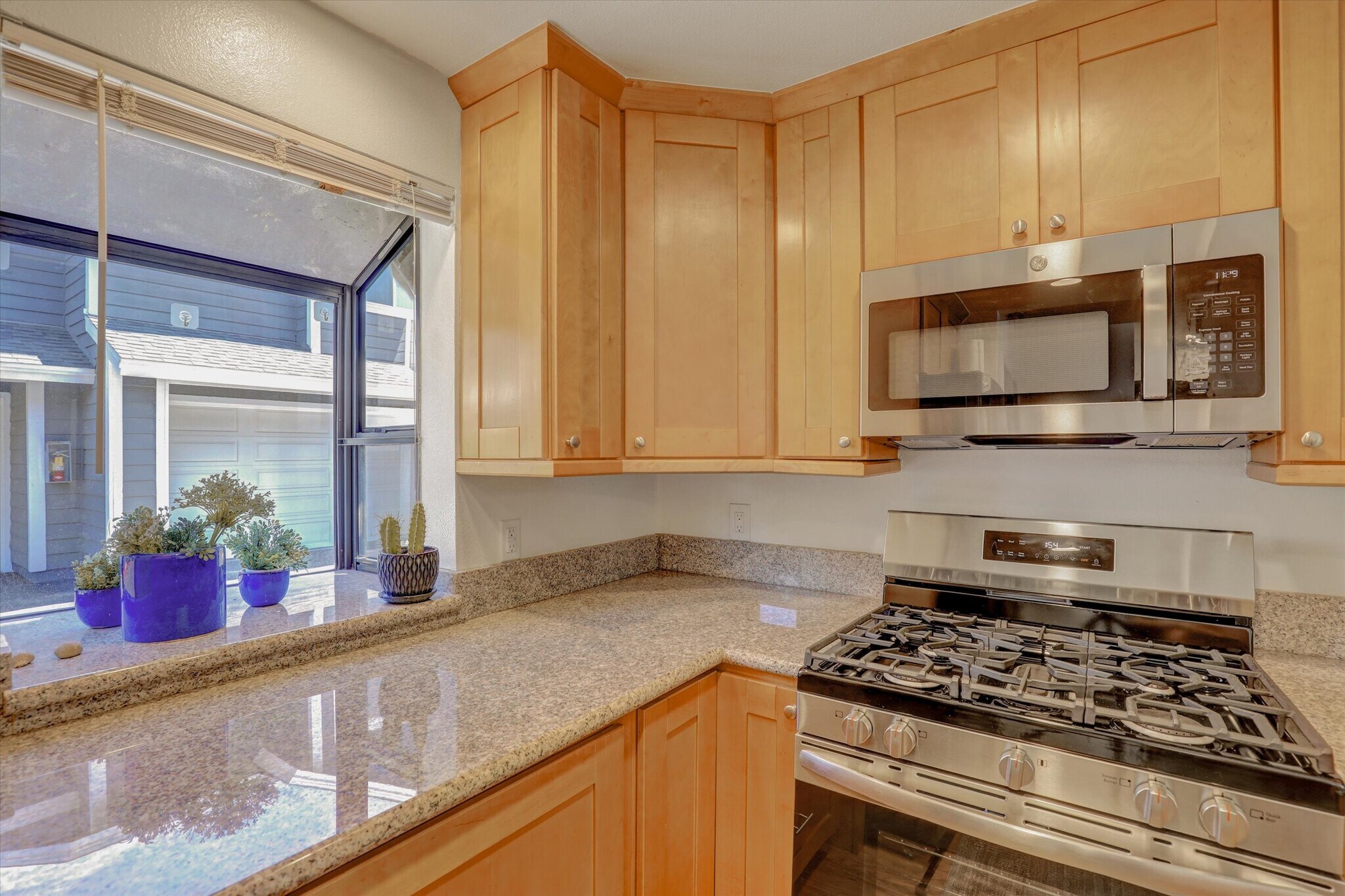 Building Photo - 2191 Canyon Dr