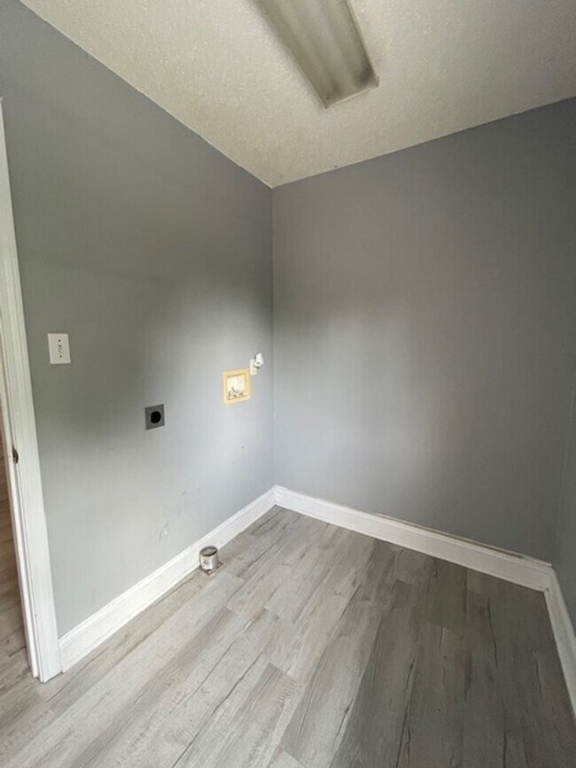 Building Photo - City of Maryville 1 bedroom with garage Call Ed Johnson 865-924-5045 or Debra Johnson 865-591-8281