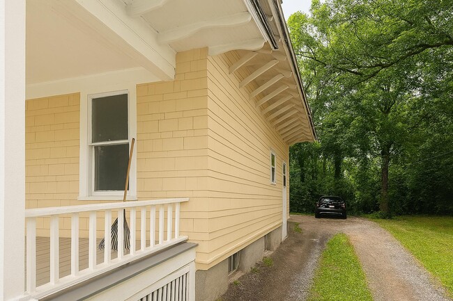 Building Photo - 915 E Colvin St