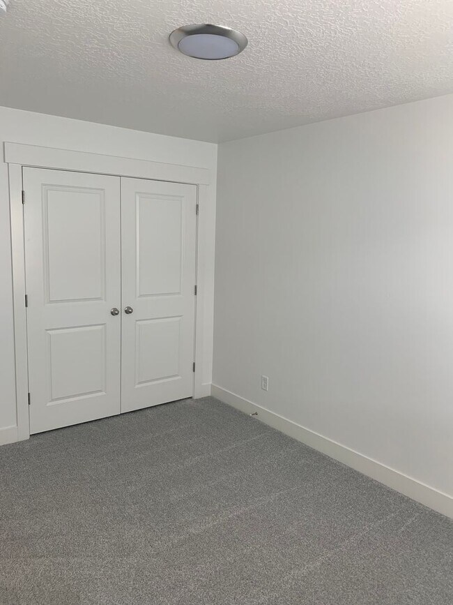 Building Photo - Beautiful Willow Point Townhome