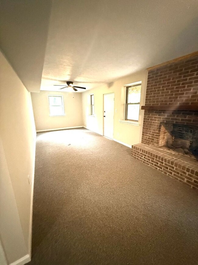 Building Photo - ** 4 Bed 3 Bath located in Prattville ** Call 334-366-9198 to schedule a self-tour