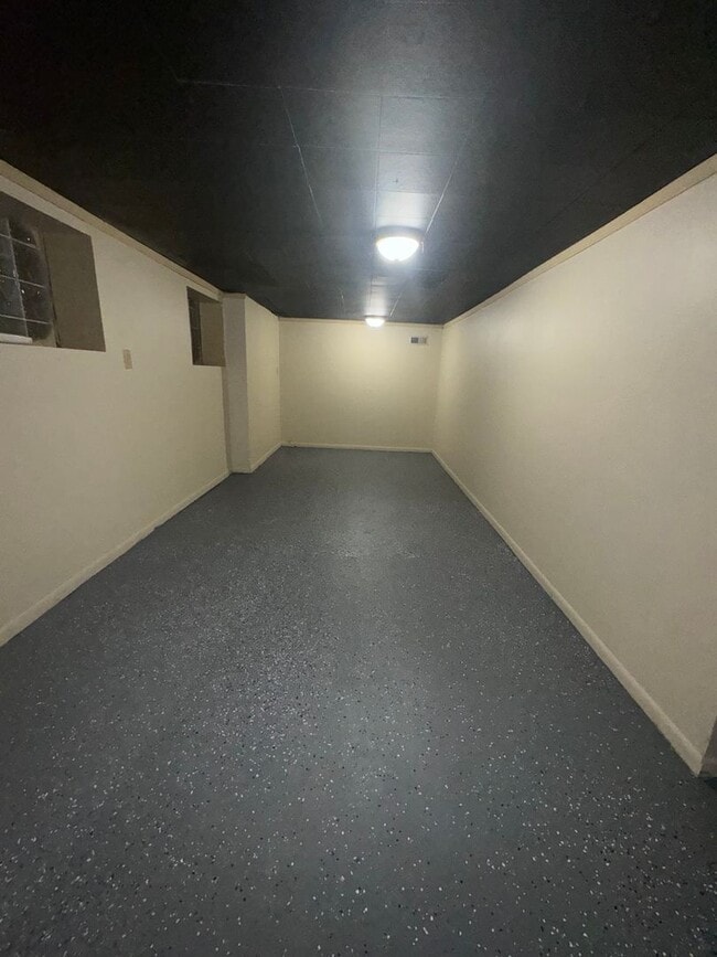 Building Photo - 4 Bed 1.5 Bath - Single Family Home locate...