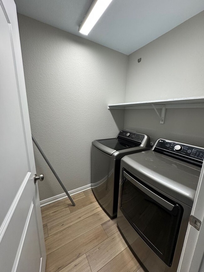 Building Photo - Beautiful Private Midway ISD Home