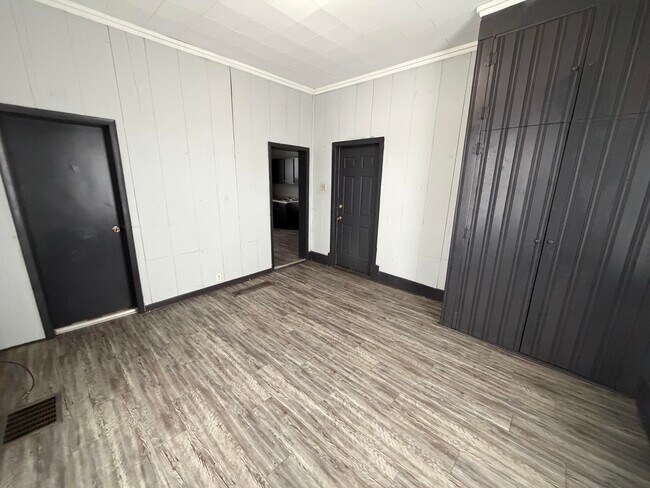 Building Photo - 18 Collett-S