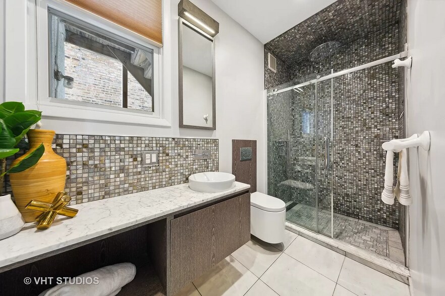 Bathroom - 7619 N Bosworth Ave