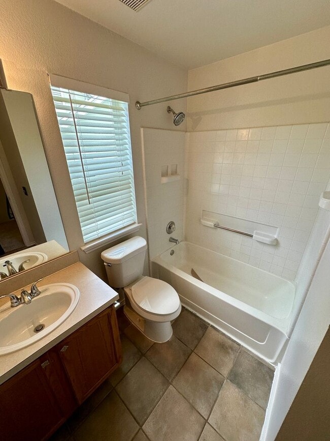 Building Photo - 3 bedroom townhome - Don't miss out!