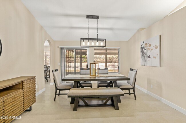 Building Photo - 2735 N Diego Cir