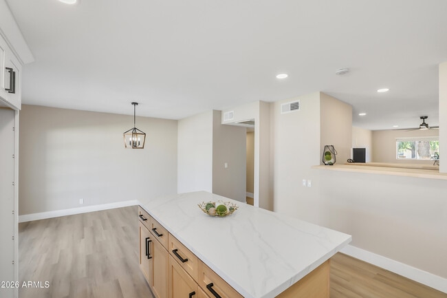 Building Photo - 1018 W Ivanhoe St