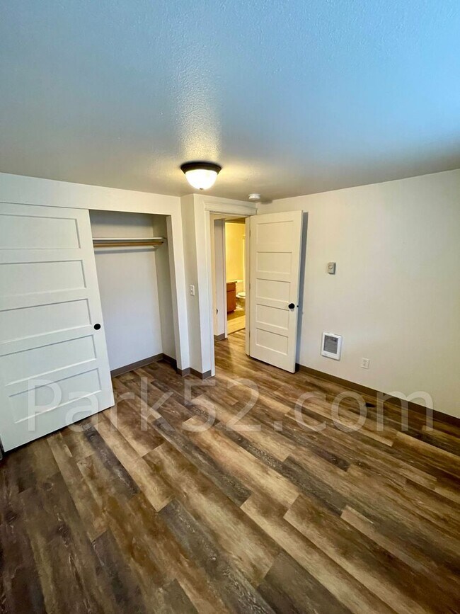 Building Photo - 401 N M St