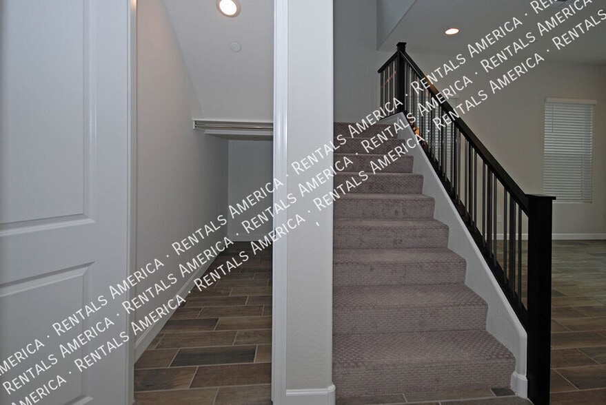 Building Photo - 3725 E Catalina Dr