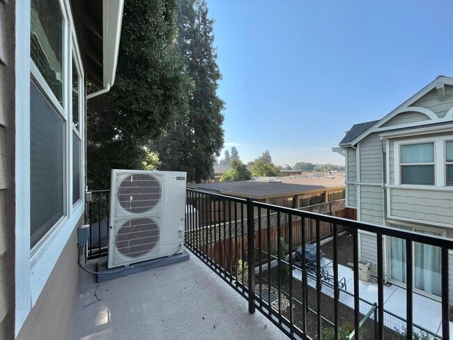 Building Photo - Newer Napa 2 Bedroom 2 Bathroom Condo; Both Bedrooms En-Suite